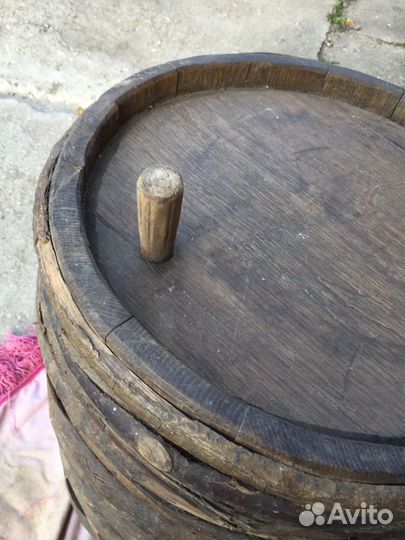 Старинная дубовая бочка