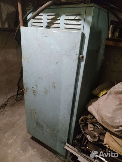 Шкаф железный для гаража