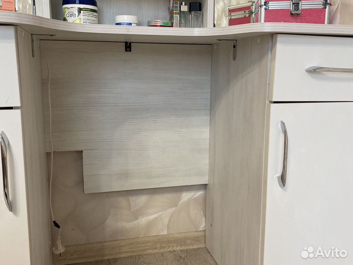 Туалетный столик с зеркалом