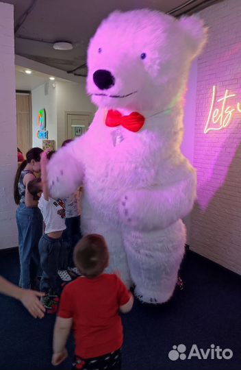 Белый мишка на поздравление