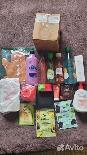 Набор косметики и платье