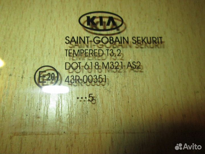 Стекло двери задней правой (форточка)