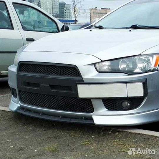 Центральная вставка между клыков Митцубиси Лансер