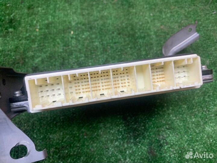 Блок управления двс Toyota Isis ZGM10 2zrfae 2009