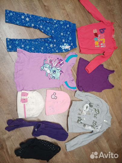 Отдам 4 пакета одежды на девочку 98-110