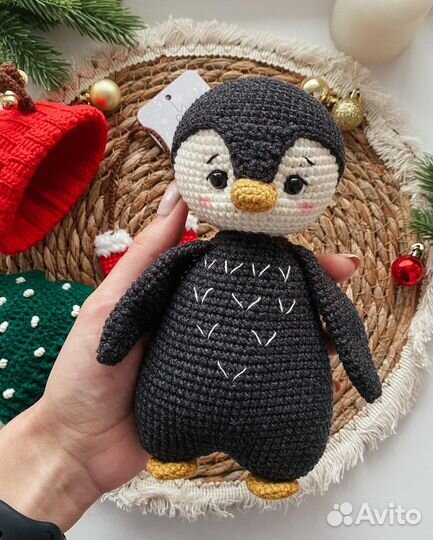 Вязаная игрушка пингвин в подарочной упаковке