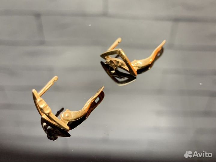 Золотые серьги 585 пробы массой 1,88 грамм