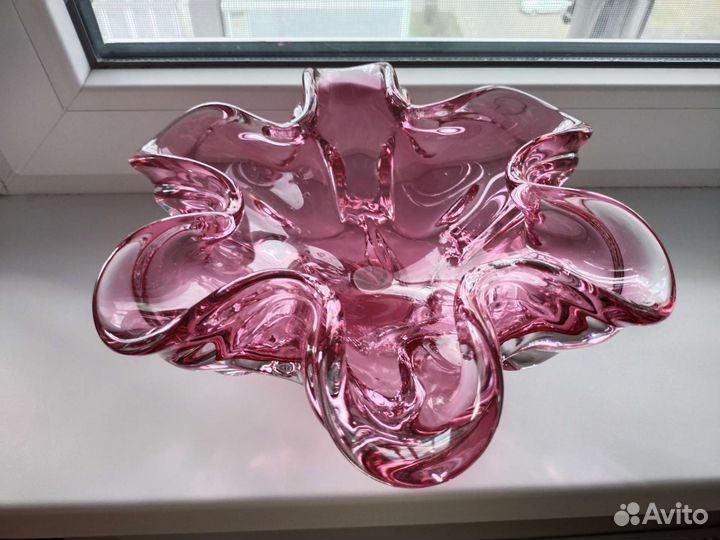 Ваза из цветного гнутого стекла