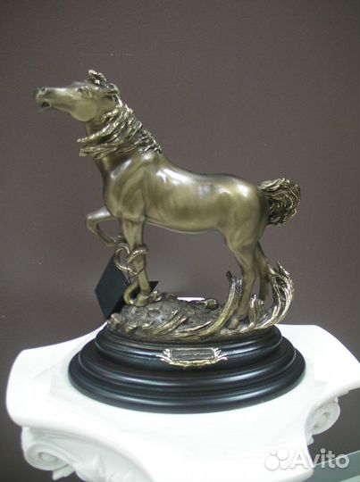 Скульптура конь
