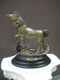 Скульптура конь