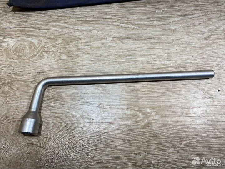 Набор инструментов Mercedes (ключ, крюч, ручка)