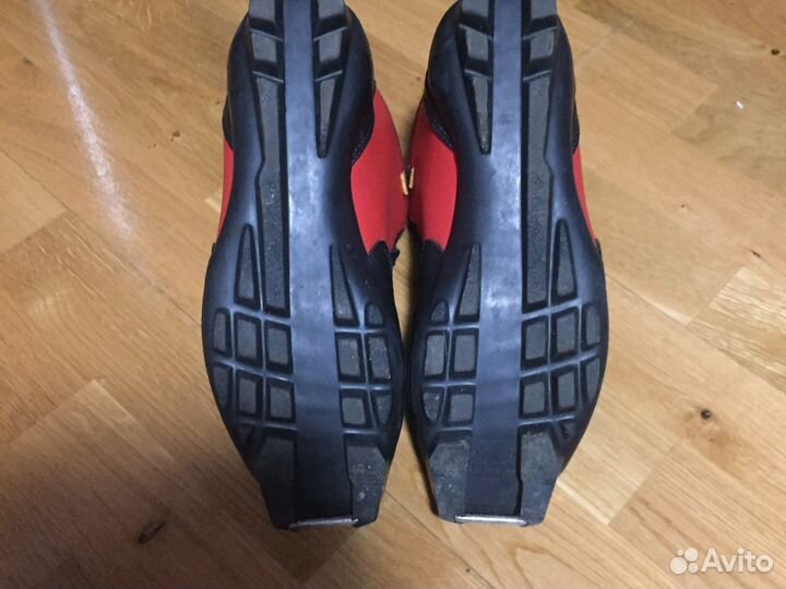 Лыжные ботинки и лыжи