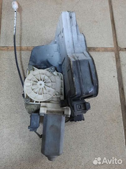 Замок двери задний с доводчиком BMW 7 E65 Е66