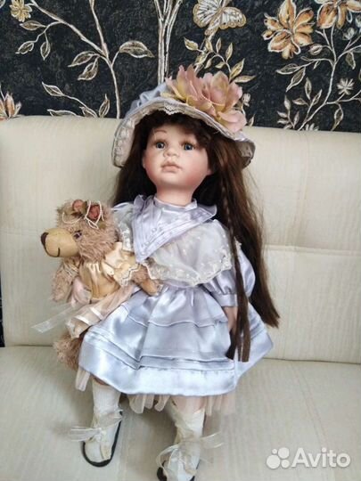 Кукла форфоровая