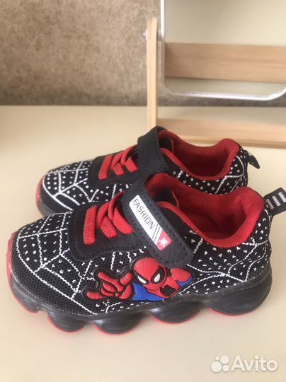 Кроссовки детские 26 размер новые