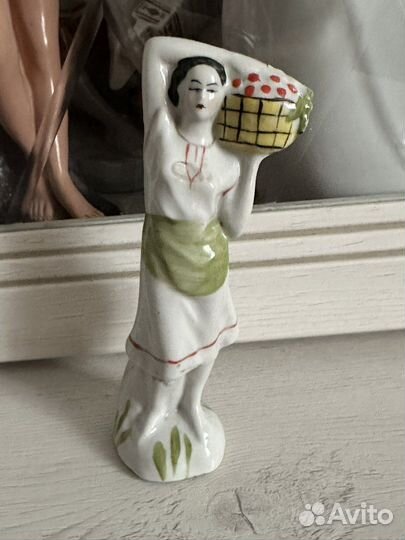 Девушка с корзиной фарфоровая статуэтка СССР