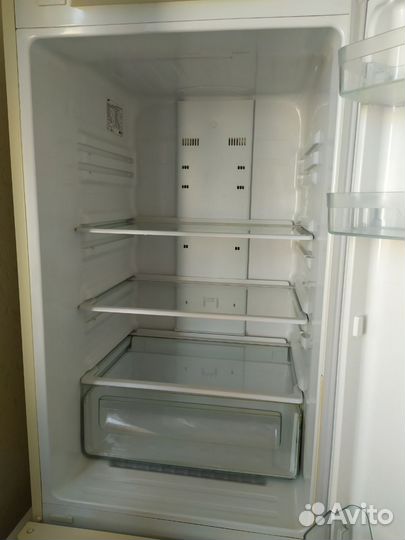 Холодильник (работает только морозилка)