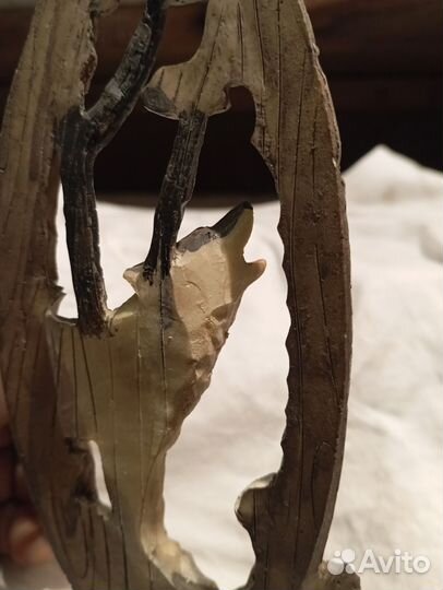 Фигурка из кости,воющий волк