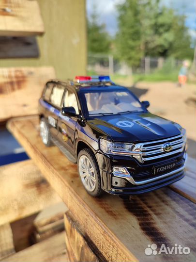 Инерционная машинка Toyota land cruiser 200