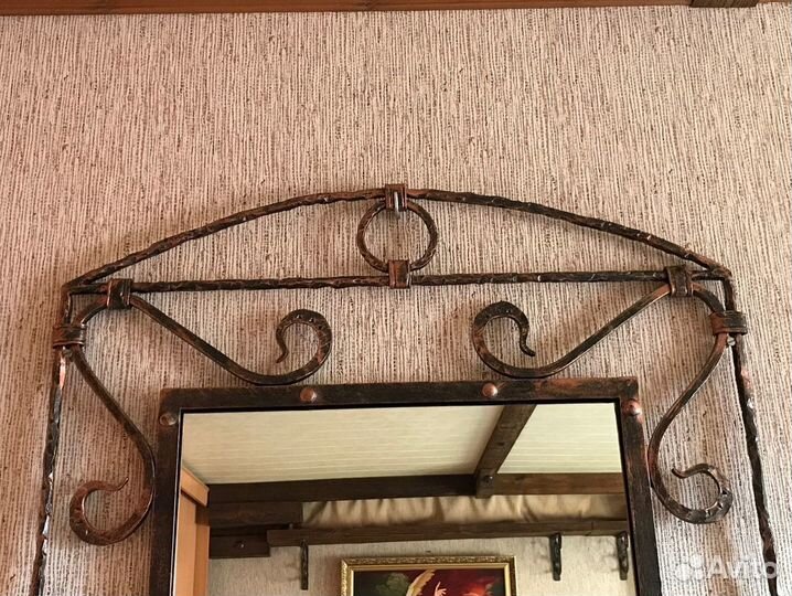 Кованое зеркало и этажерка