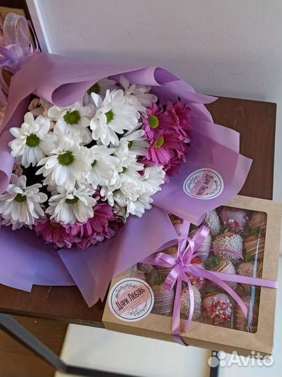 Набор цветы и клубника