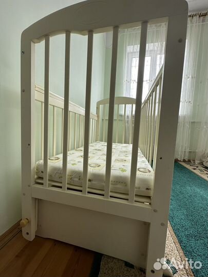 Детская кроватка с маятником белая