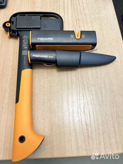 Топор Fiskars x7 с ножом K40 и точилкой