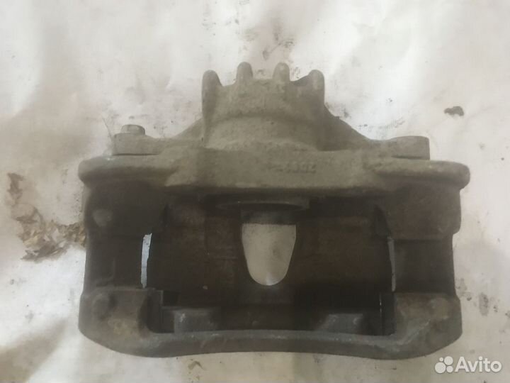 Суппорт тормозной передний правый Peugeot 308