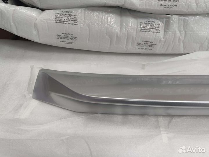 Спойлер под стекло серебро Land Cruiser 200 08-15