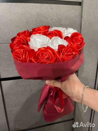 Букет из атласных роз