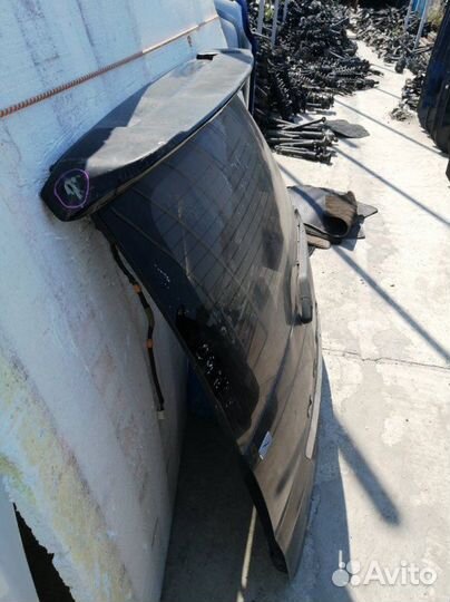 Дверь багажника Toyota Noah AZR60