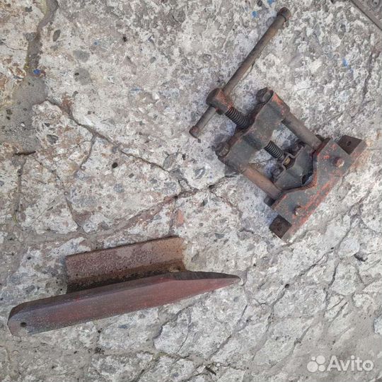 Старинная наковальня большая