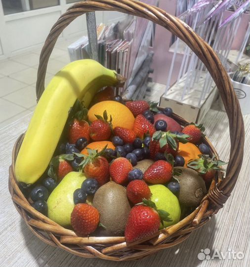 Эффектная фруктовая корзина с ягодами и розами