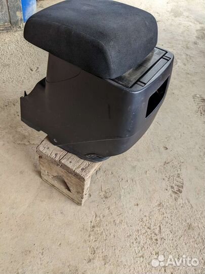 Подлокотник Митсубиси Паджеро 4