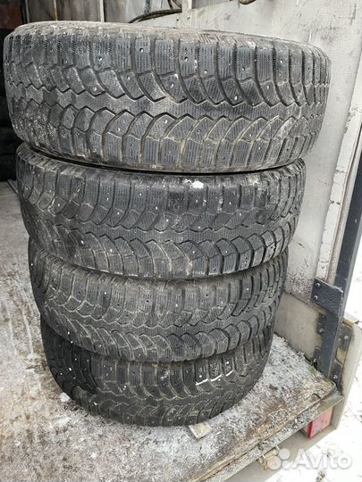Bridgestone Blizzak Spike-01 235/65 R17 19