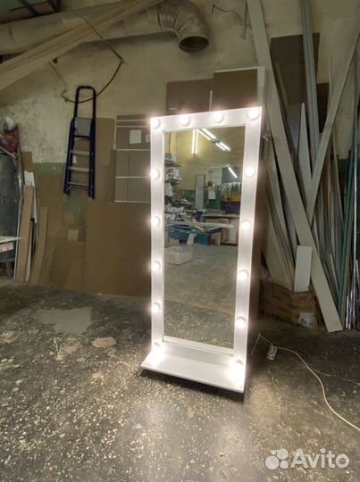 Новое зеркало с подсветкой на полке
