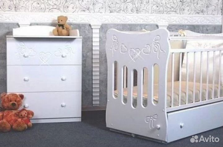 Детская кроватка с маятником и пеленальный комод