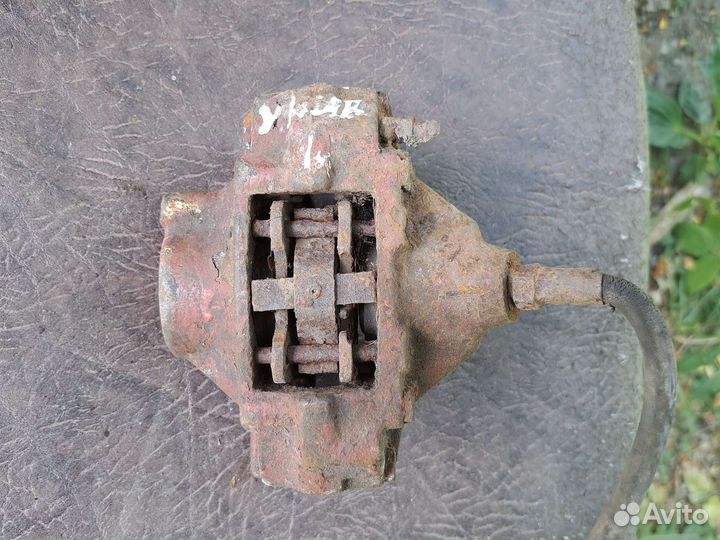 Задний левый суппорт на Мерседес W124 универсал