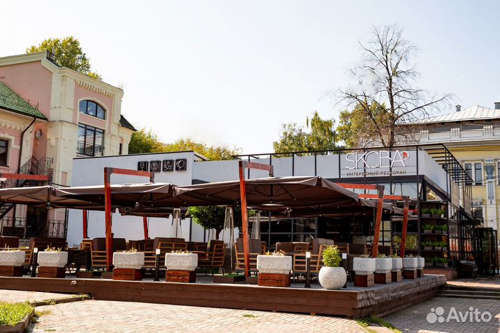 Уличный зонт от дождя на боковой опоре