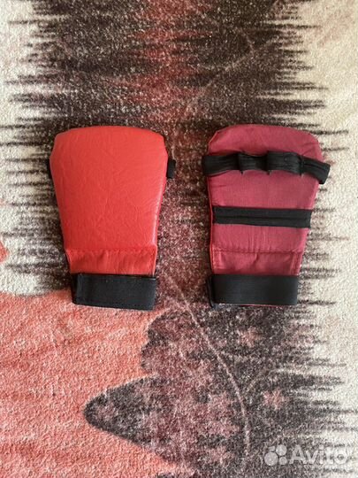 Боксерские перчатки и наколенники