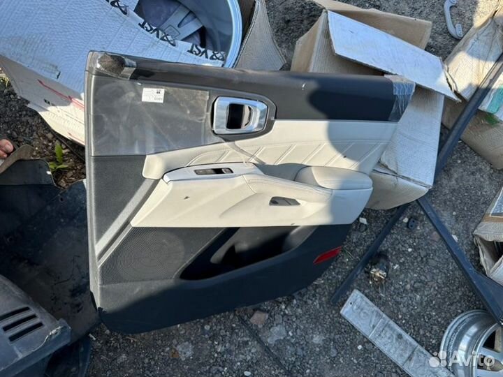 Обшивка двери передняя правая Kia Sorento 4 MQ4