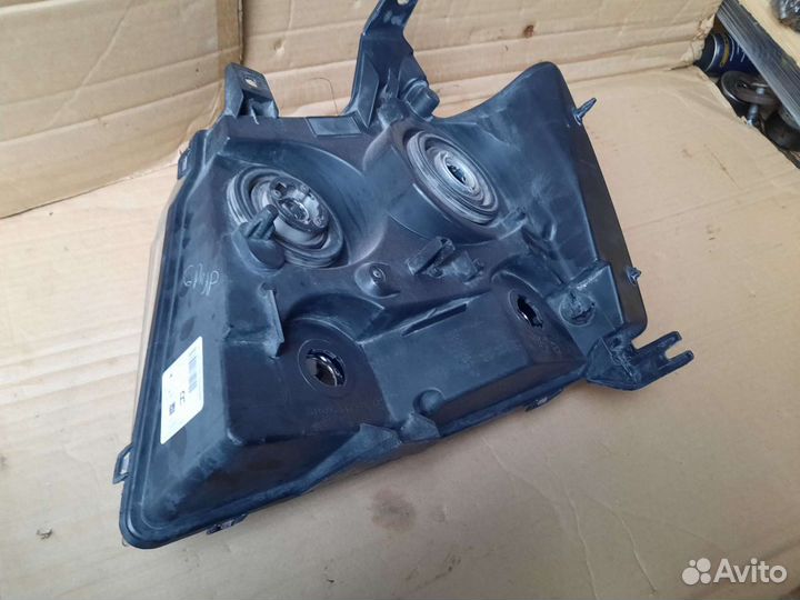 Фара правая Chevrolet Tahoe 3 2006-14