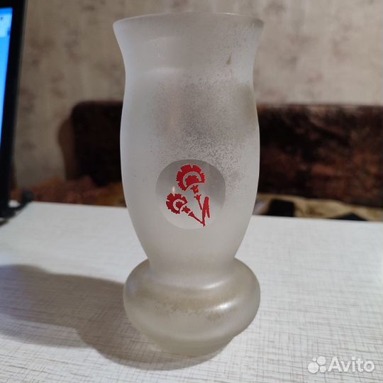 Стаканы, стопки и ваза