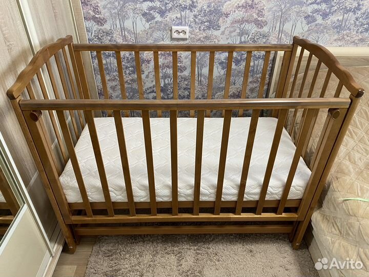 Детская кроватка с маятником