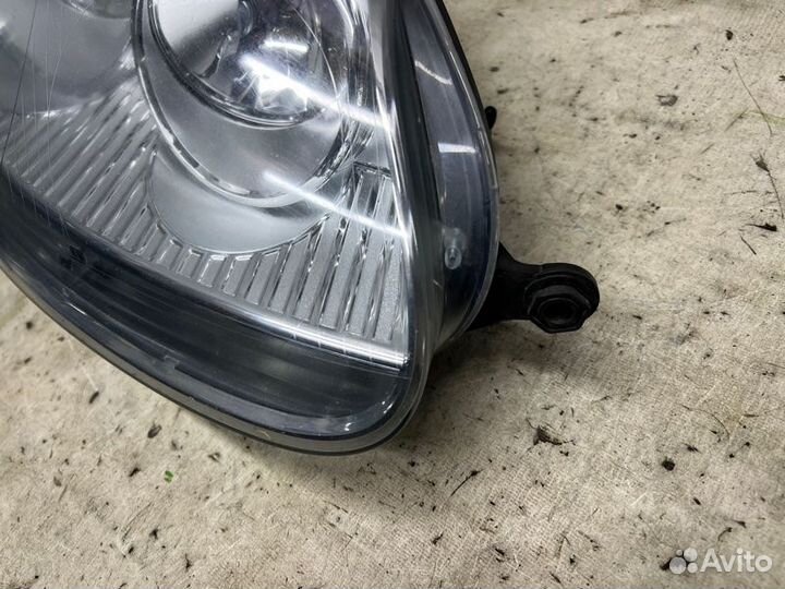 Фара правая Volkswagen Golf 5