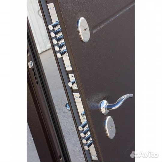 Металлическая дверь 