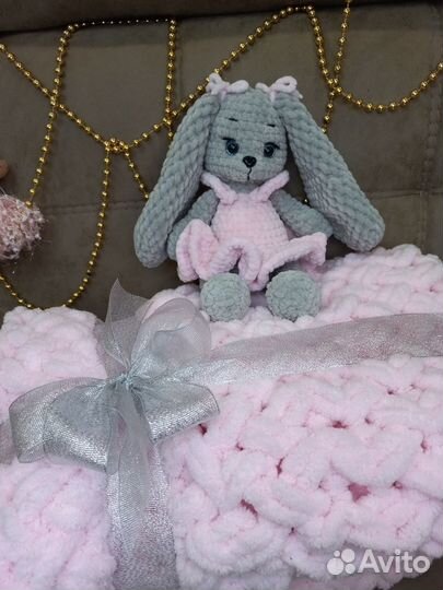 Набор плед и вязаный зайка