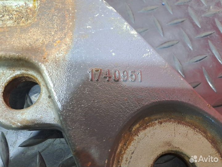 Кронштейн амортизатора нижний правый