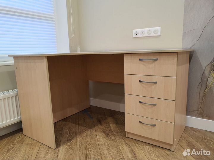 Угловой письменный стол