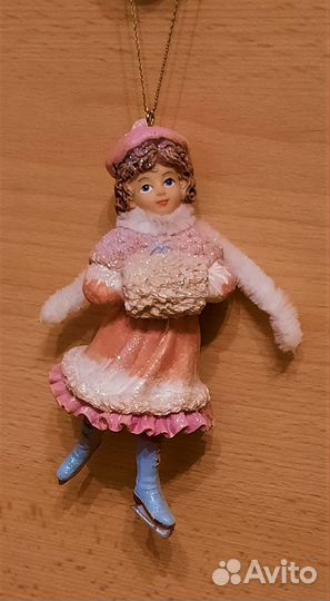 Новогоднее украшение девочка на коньках